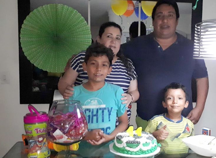 Carlos Andrés Cabrera Junto a sus padres, Paola Andrea Buendía, Carlos Cabrera Collazos y su hermanito José David.